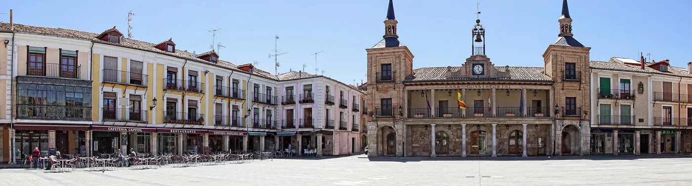 Plaza Mayor de El Burgo de Osma con el Ayuntamiento y los soportales