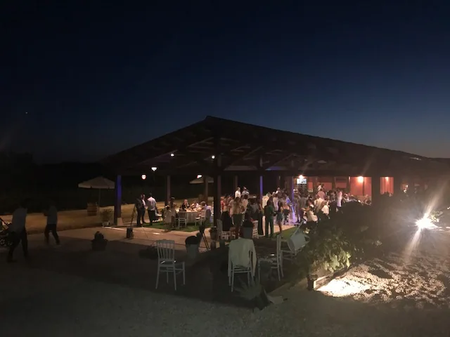 Celebración nocturna bajo el porche iluminado de Los Arenales