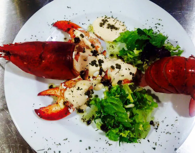 Bogavante sobre ensalada templada, plato de cocina creativa del Capitol