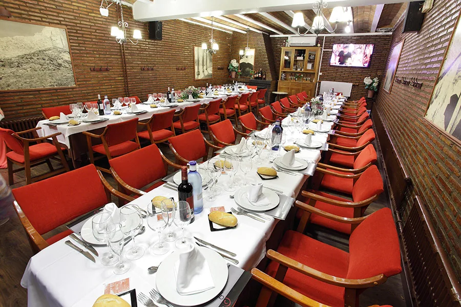 Salón del Capitol preparado con una mesa larga vestida para una celebración