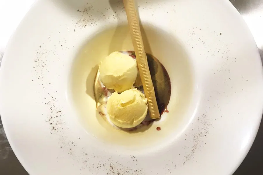 Helado de mantequilla de Soria con fondo rojo