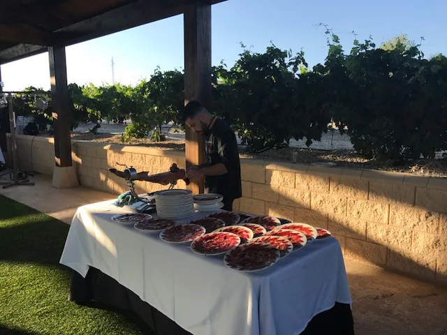 Mesa de aperitivo con embutidos servida en el jardín