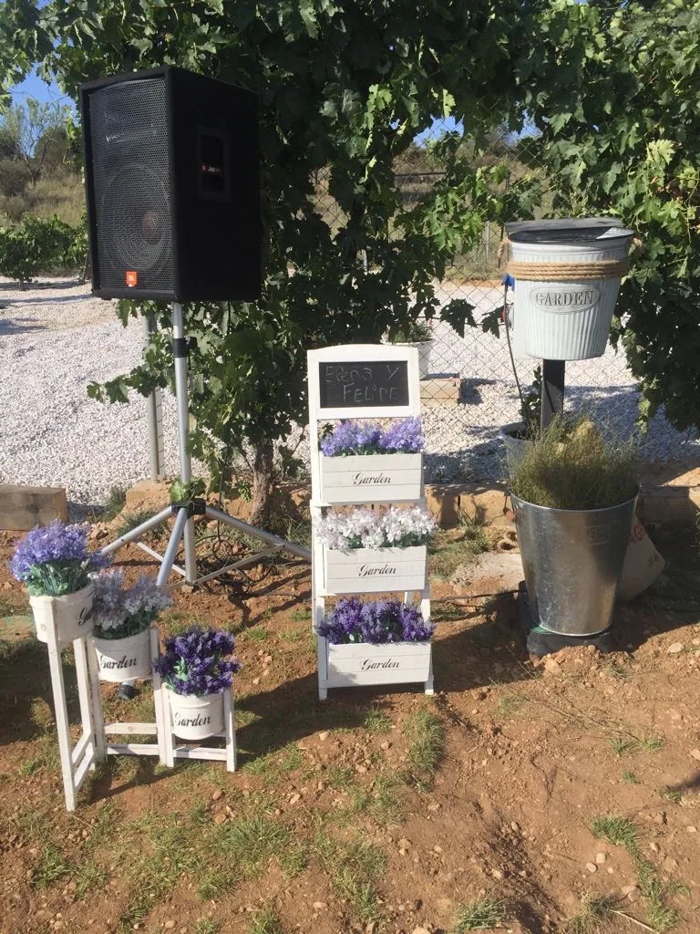 Rincón decorado con lavanda y plano de mesas para una boda en Los Arenales