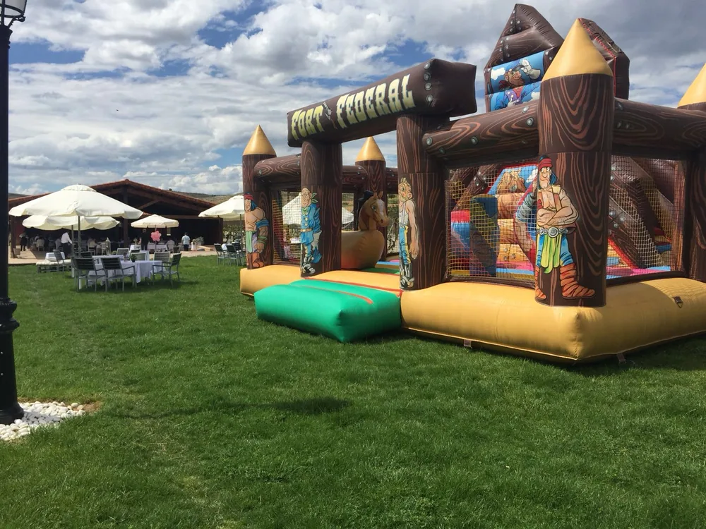 Castillo hinchable para los niños sobre el césped de Los Arenales
