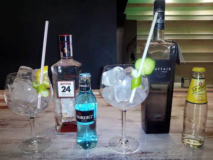 Dos gin-tonics preparados en la barra de La Mantequería