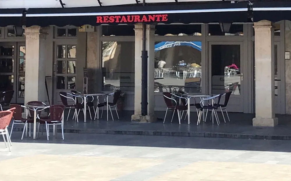 Fachada del Restaurante Capitol bajo los soportales de piedra de la Plaza Mayor
