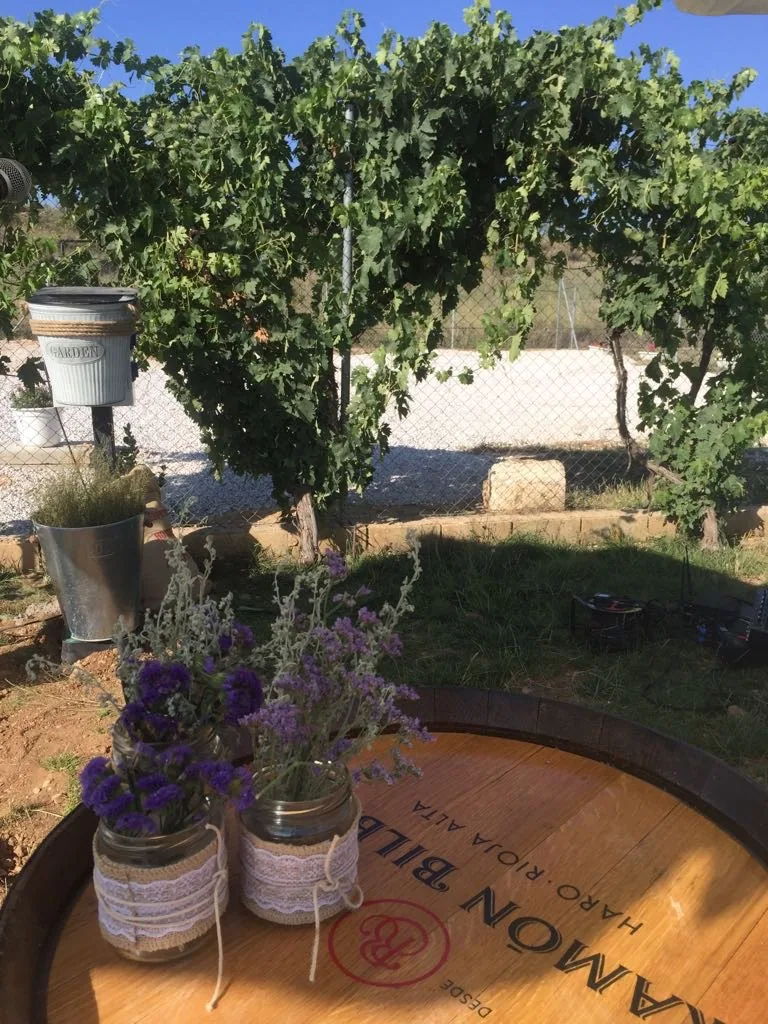 Barril decorado con lavanda a la entrada de la finca