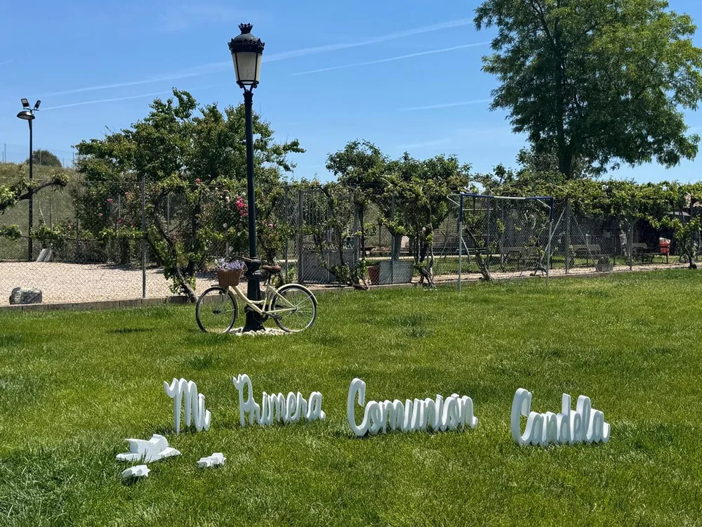 Letras decorativas de primera comunión sobre el césped de la finca Los Arenales
