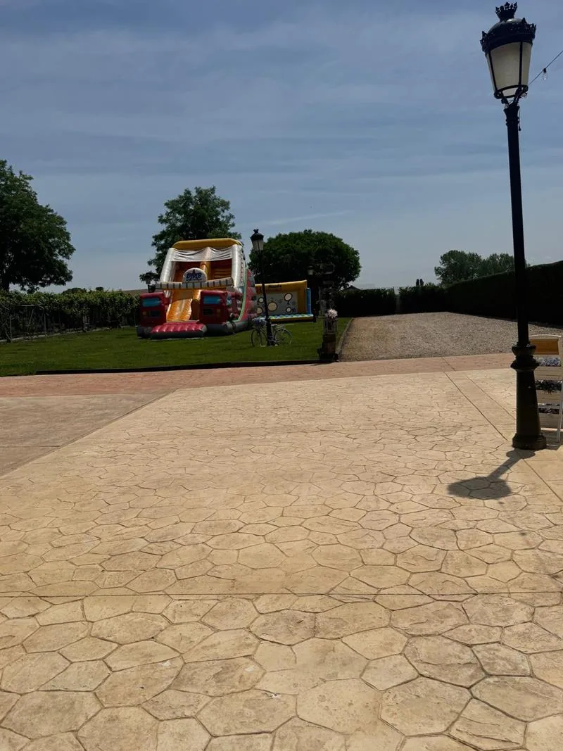 Camino empedrado de la finca con el food truck al fondo