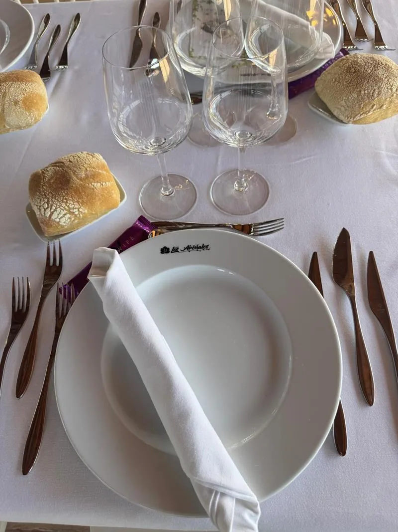 Detalle del montaje de mesa: plato, servilleta, copas y cubertería